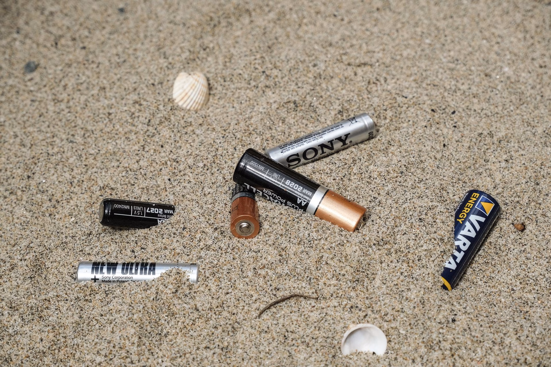 ¿Cuánto tiempo tarda en descomponerse una pila alcalina?