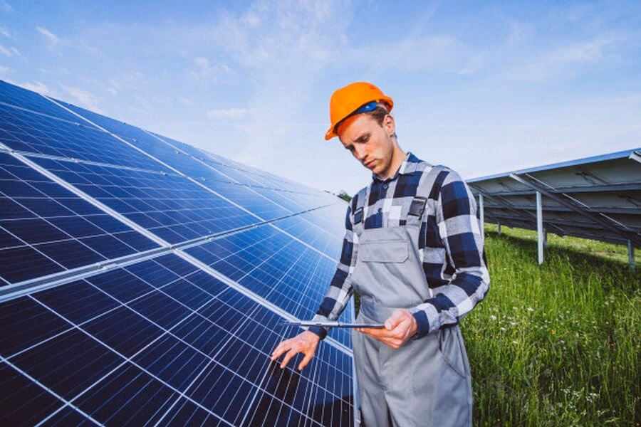 ¿Qué ofrece el curso a distancia de técnico en energía solar fotovoltaica?