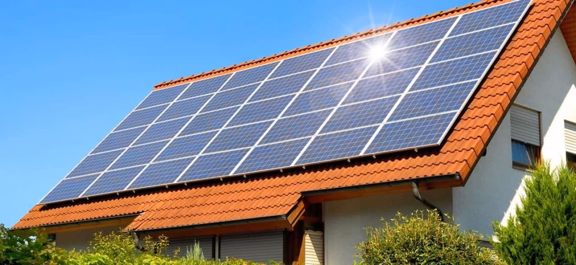 ¿Qué cursos ofrece el programa de técnico en energía solar?