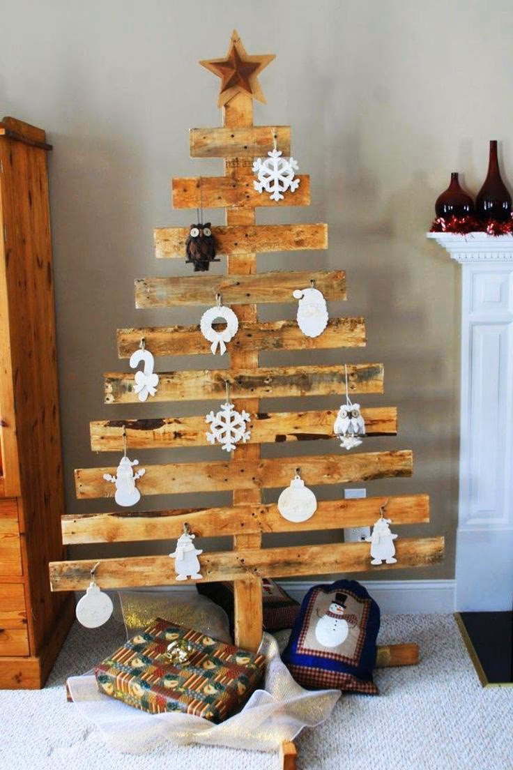¿Cómo decorar un árbol de Navidad de madera en mal estado?