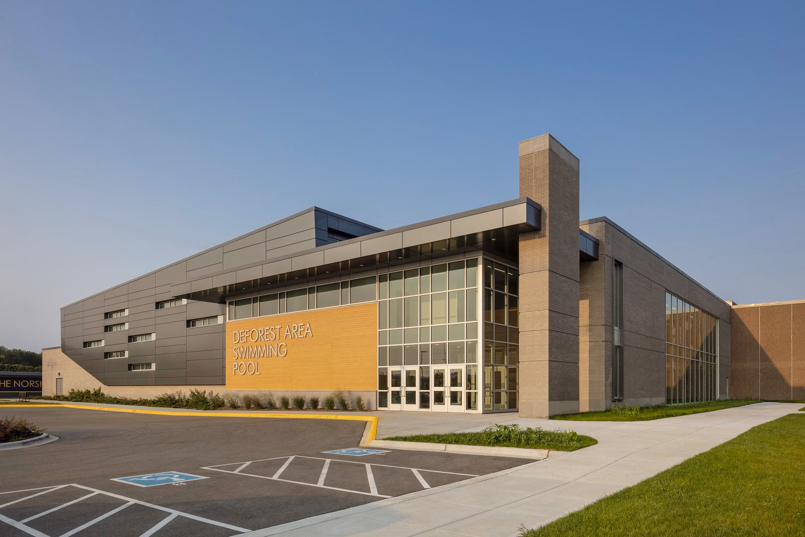 What is the student/teacher ratio of De Forest Area School District?