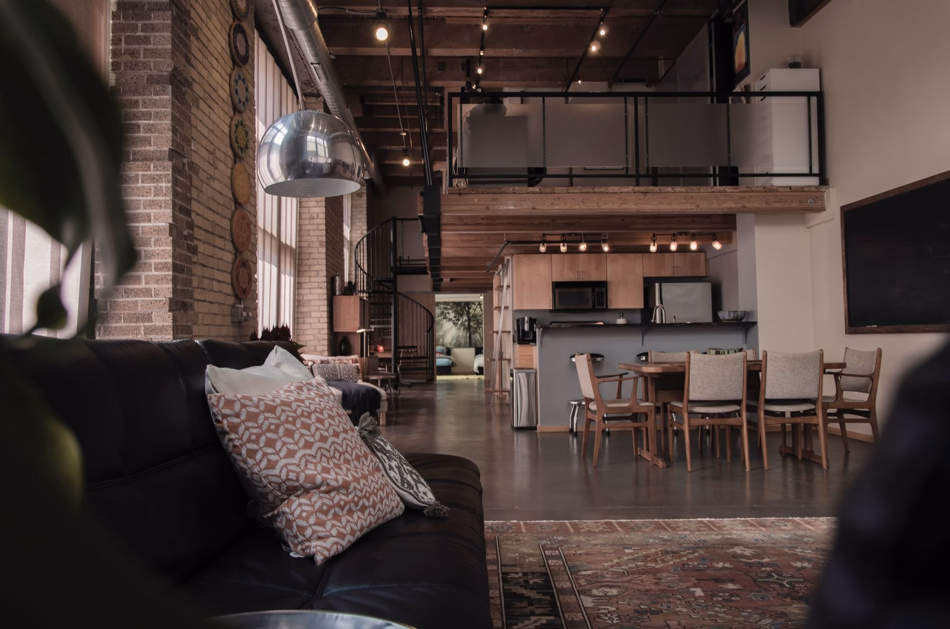 ¿Qué ofrece el departamento de 2 ambientes lateral y luminoso?