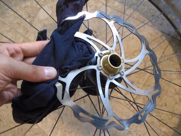 ¿Cuáles son las causas de la contaminación de las pastillas de freno de la bicicleta?