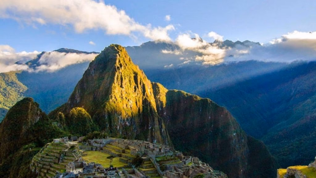 ¿Cuál es el porcentaje de precipitación anual en Machu Picchu?