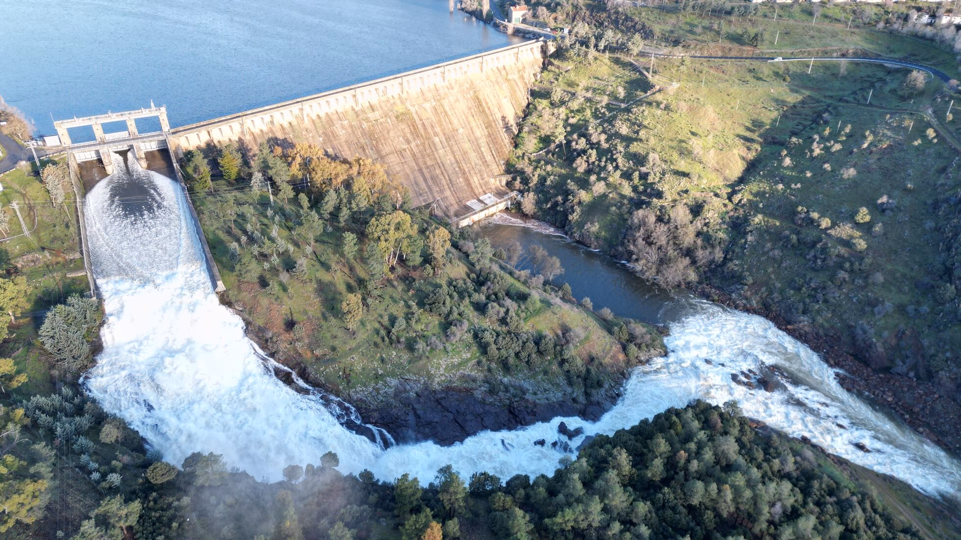 ¿Cómo afecta la construcción de embalses al medio ambiente?