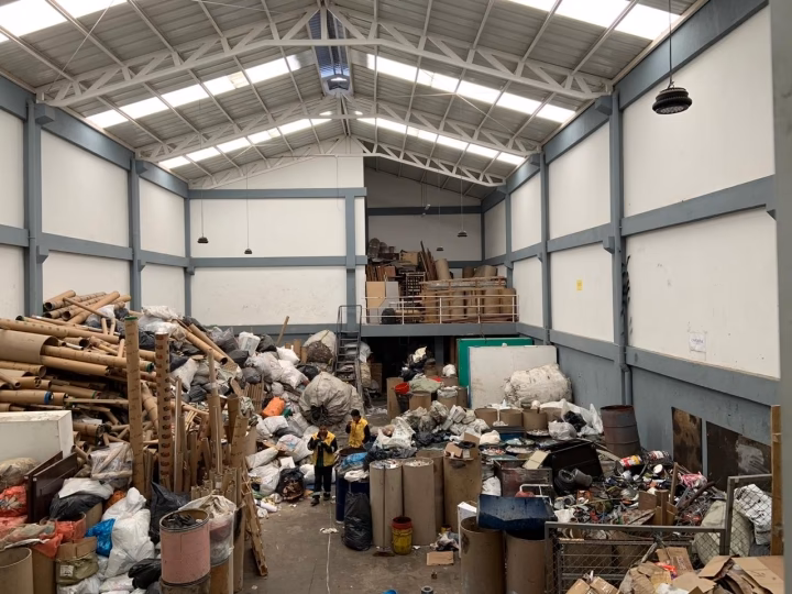 ¿Cómo se abastece la materia prima reciclada para la industria?