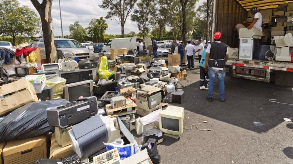 ¿Cómo ayudamos a los mexicanos en la disposición de materiales electrónicos?