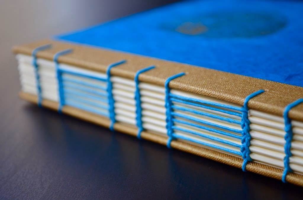 ¿Cómo crear encuadernaciones con materiales de reciclado?