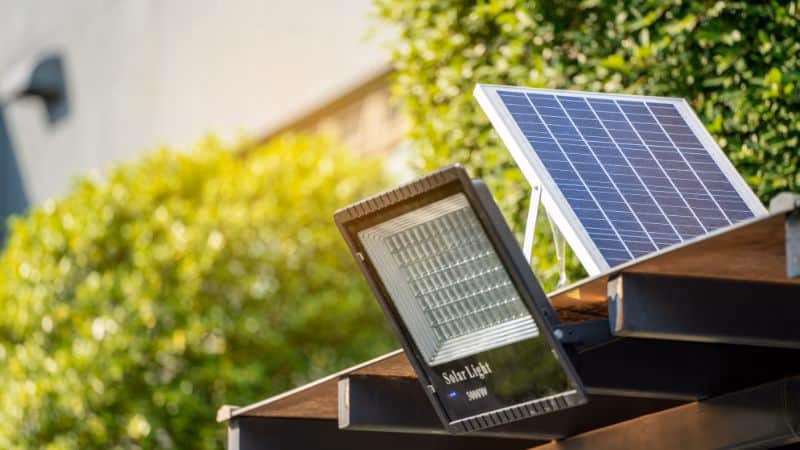 ¿Cuál es la eficiencia energética de una lámpara solar?