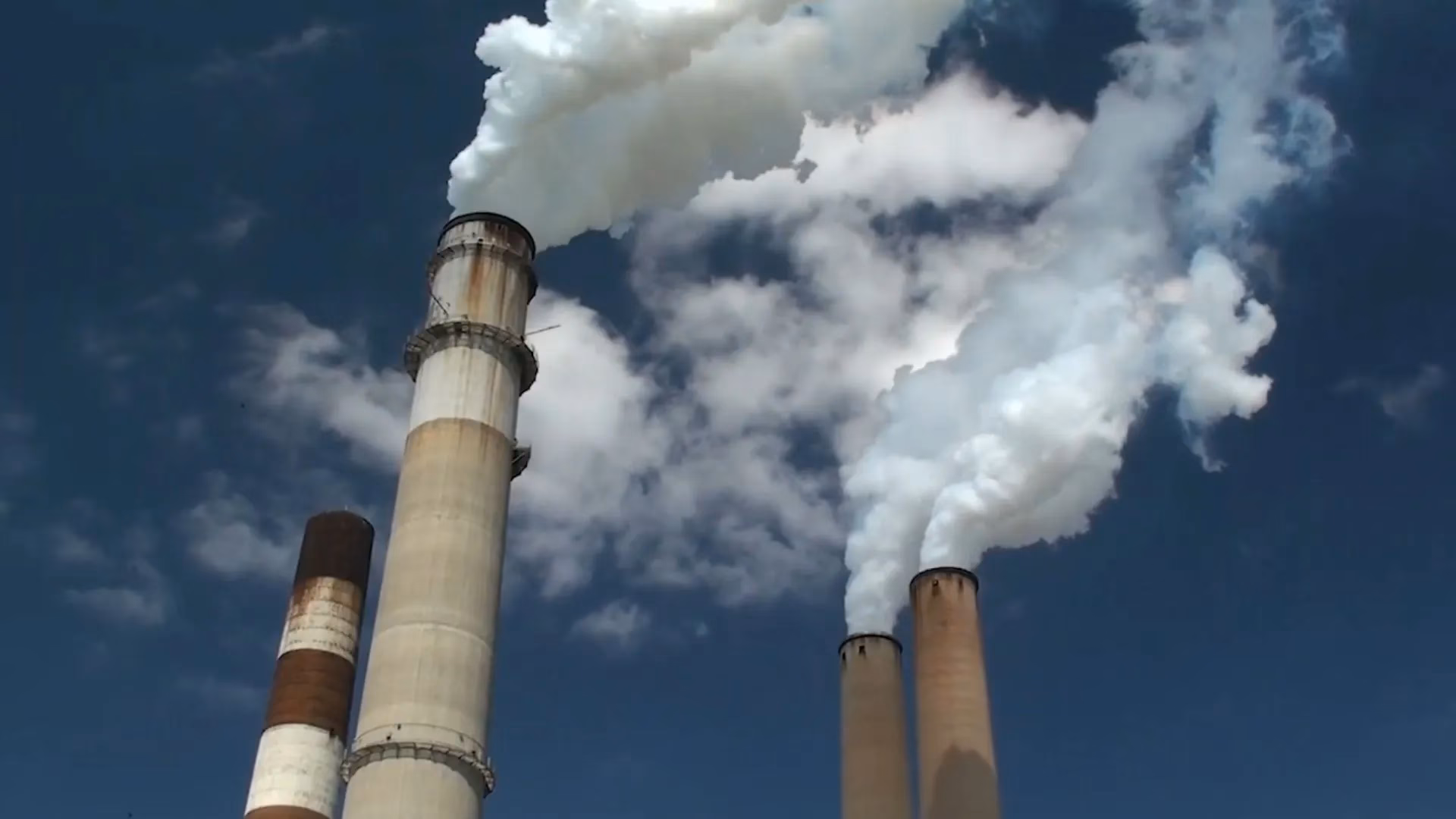 ¿Cuáles son los límites legales de los contaminantes en agua potable?