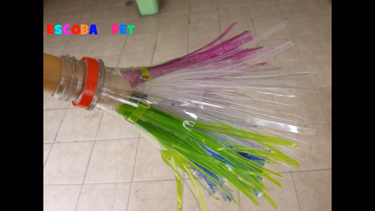 ¿Cómo hacer una escoba de plástico reciclada?