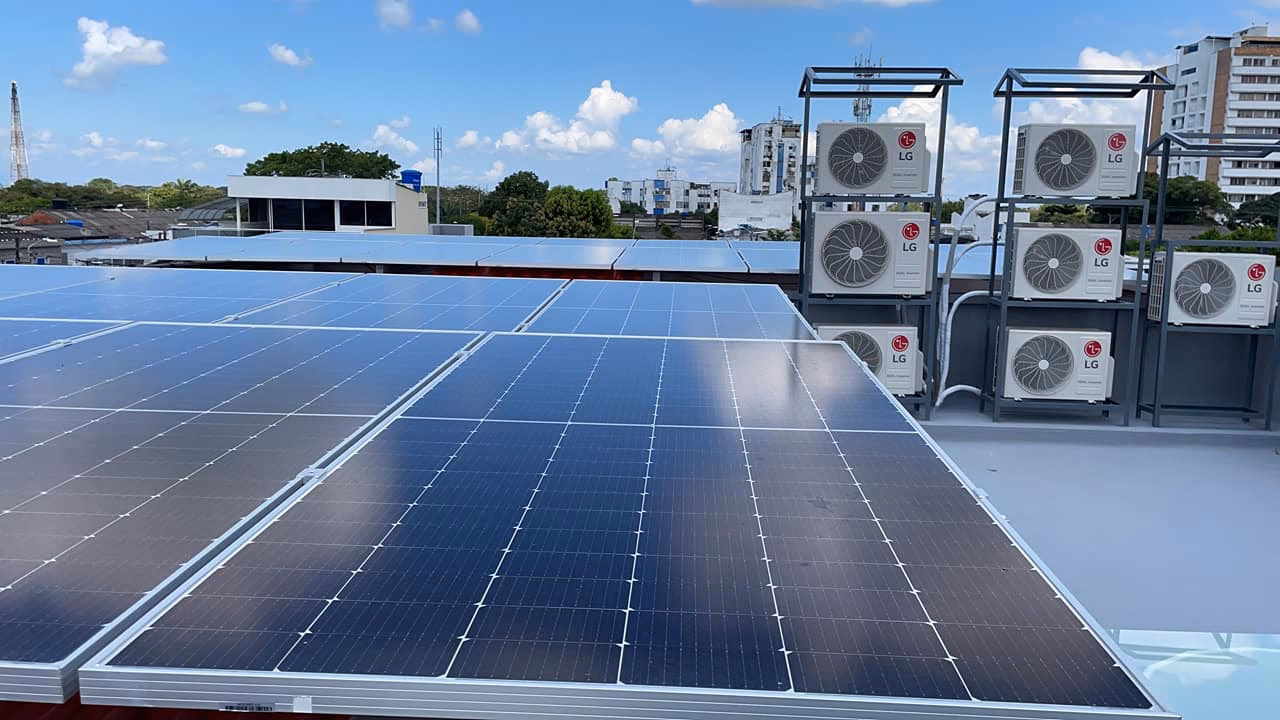 ¿Qué beneficios ofrece un sistema de aire acondicionado alimentado por energía solar?