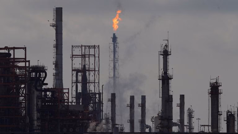 ¿Qué estrategias se proponen para abordar la contaminación de las industrias en Monterrey?