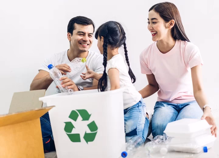 ¿Cómo hacer manualidades recicladas en familia?
