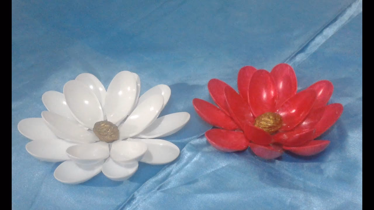 ¿Cómo hacer flores con cucharas de plástico?