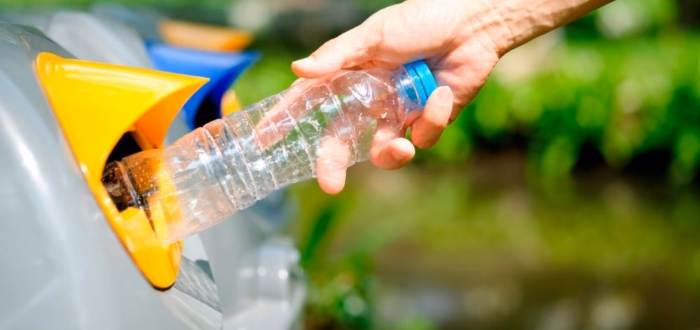¿Cómo afectan las botellas de plástico al medio ambiente?