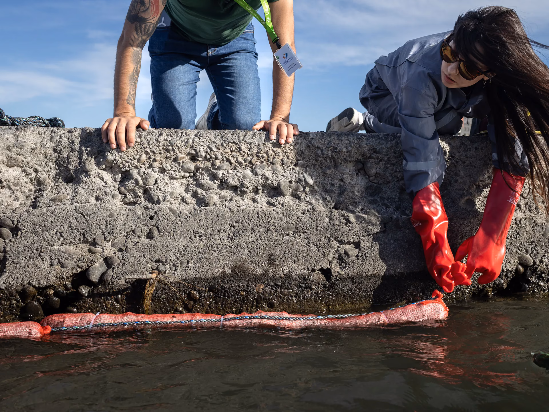 ¿Cuál es el objetivo de limpiar la costa de un río contaminado?