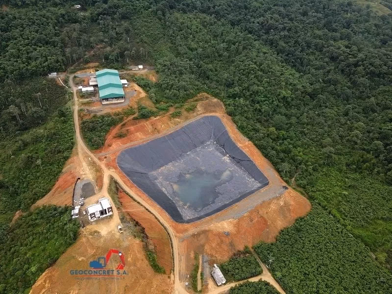 ¿Cuál es la permeabilidad de la geomembrana?