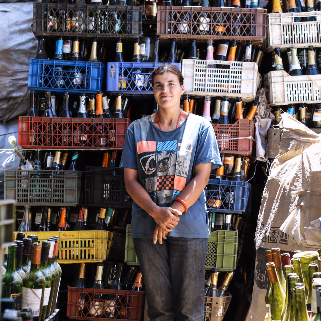 ¿Cómo transforma Green Glass botellas vacías en objetos funcionales?