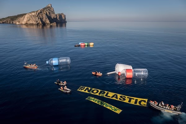 ¿Cuál es la causa de las microgranjas y las empresas contaminadas al agua?