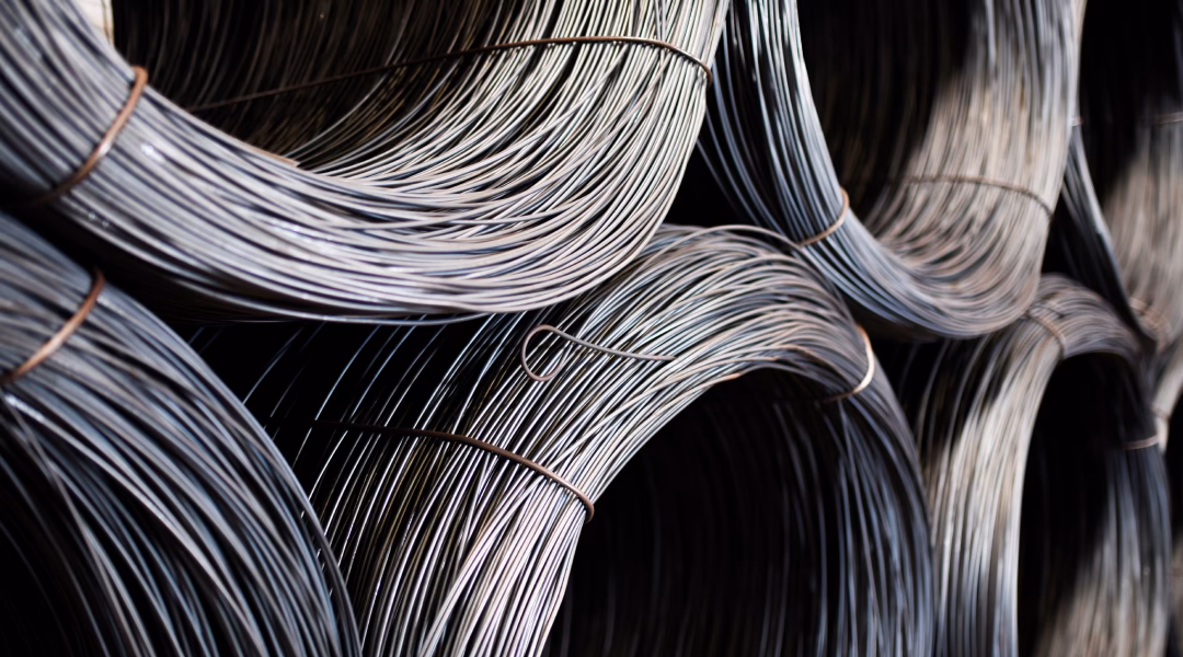 ¿Cómo se puede adaptar el alambre a la forma y estructura específica?