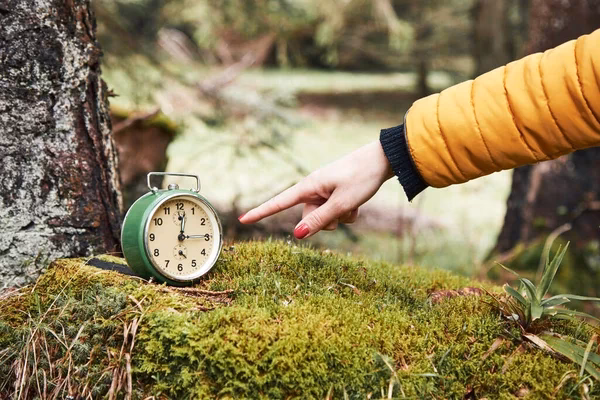 ¿Cuál es la naturaleza de las horarias de un reloj?