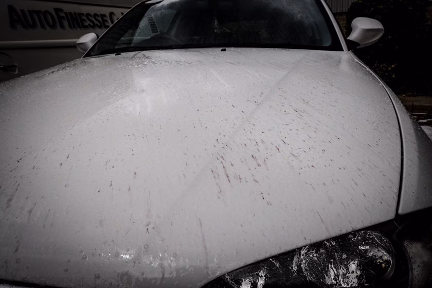 ¿Qué problemas puede causar el metal acumulado en la pintura?