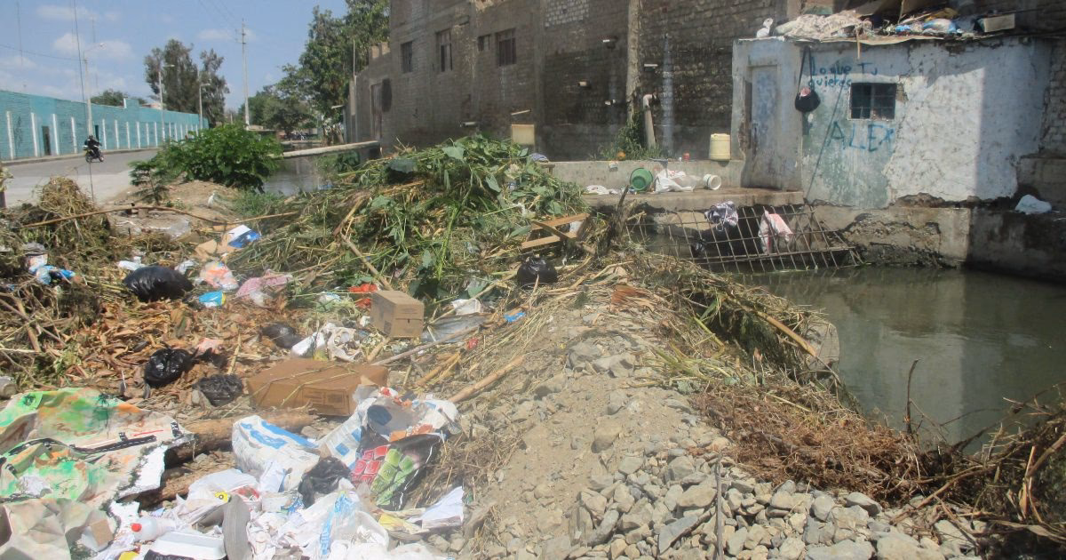 ¿Qué consecuencias trajo la basura acumulada en la acequia?