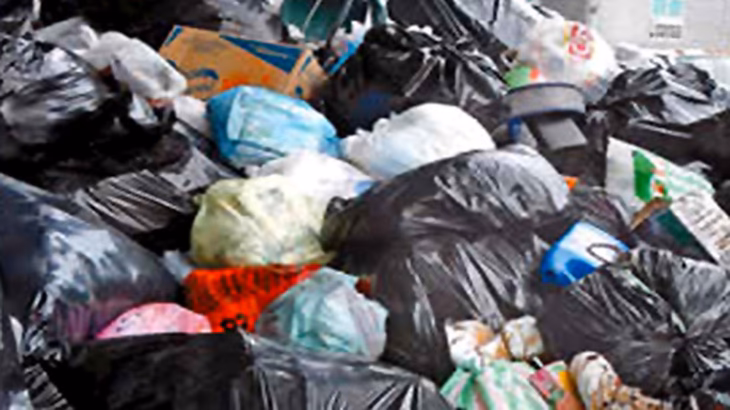 ¿Cómo se genera el gas nitrógeno en las bolsas de nylon?