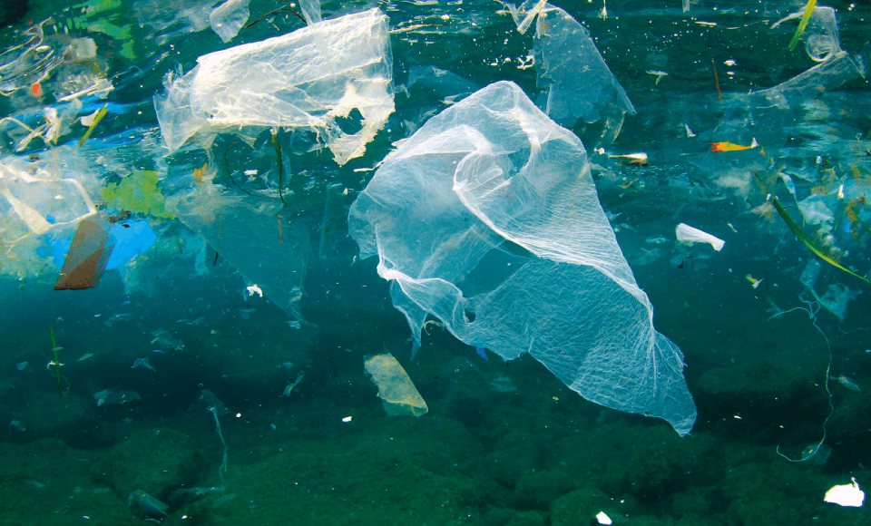 ¿Cómo se genera el gas nitrógeno en las bolsas de nylon?