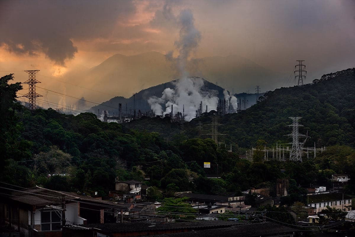 ¿Cuál es el origen de la vulneración del derecho al medio ambiente descontaminado?