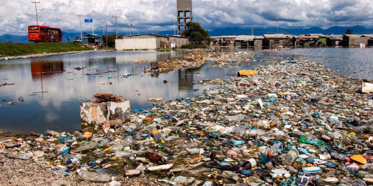 ¿Qué tipos de basura se encuentran en un río contaminado?