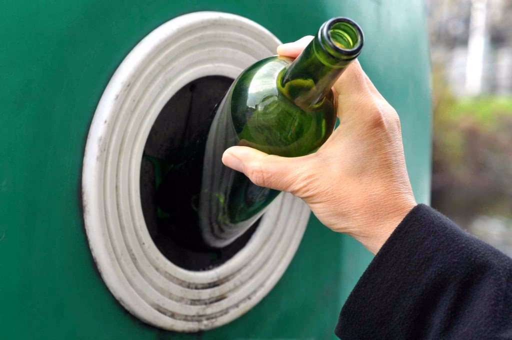 ¿Qué es el reciclaje de botellas de vidrio?