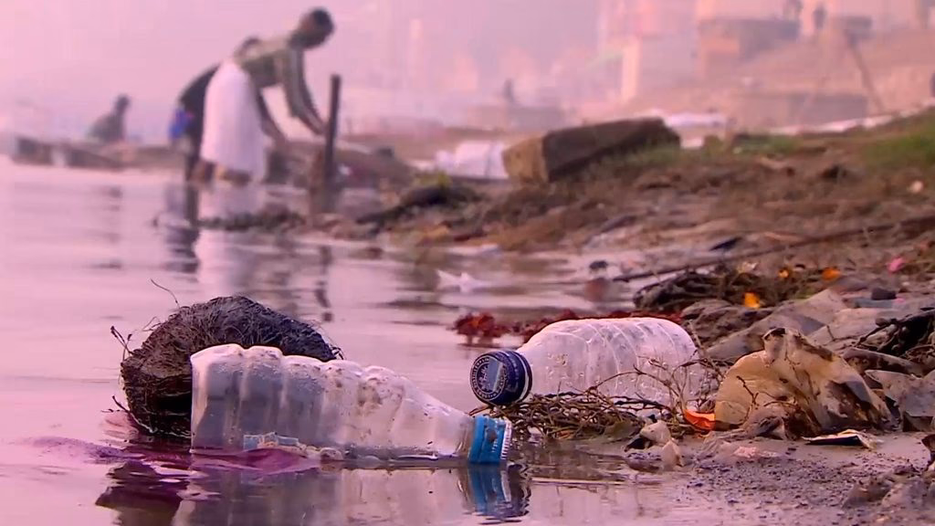 ¿Cómo justifican los gobiernos e industrias la contaminación del Ganges?