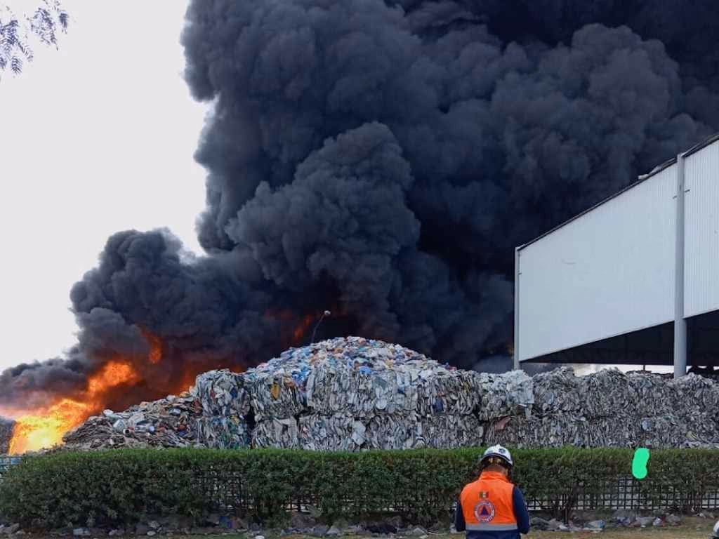 ¿Cuál es el origen del incendio en una nave de reciclaje?