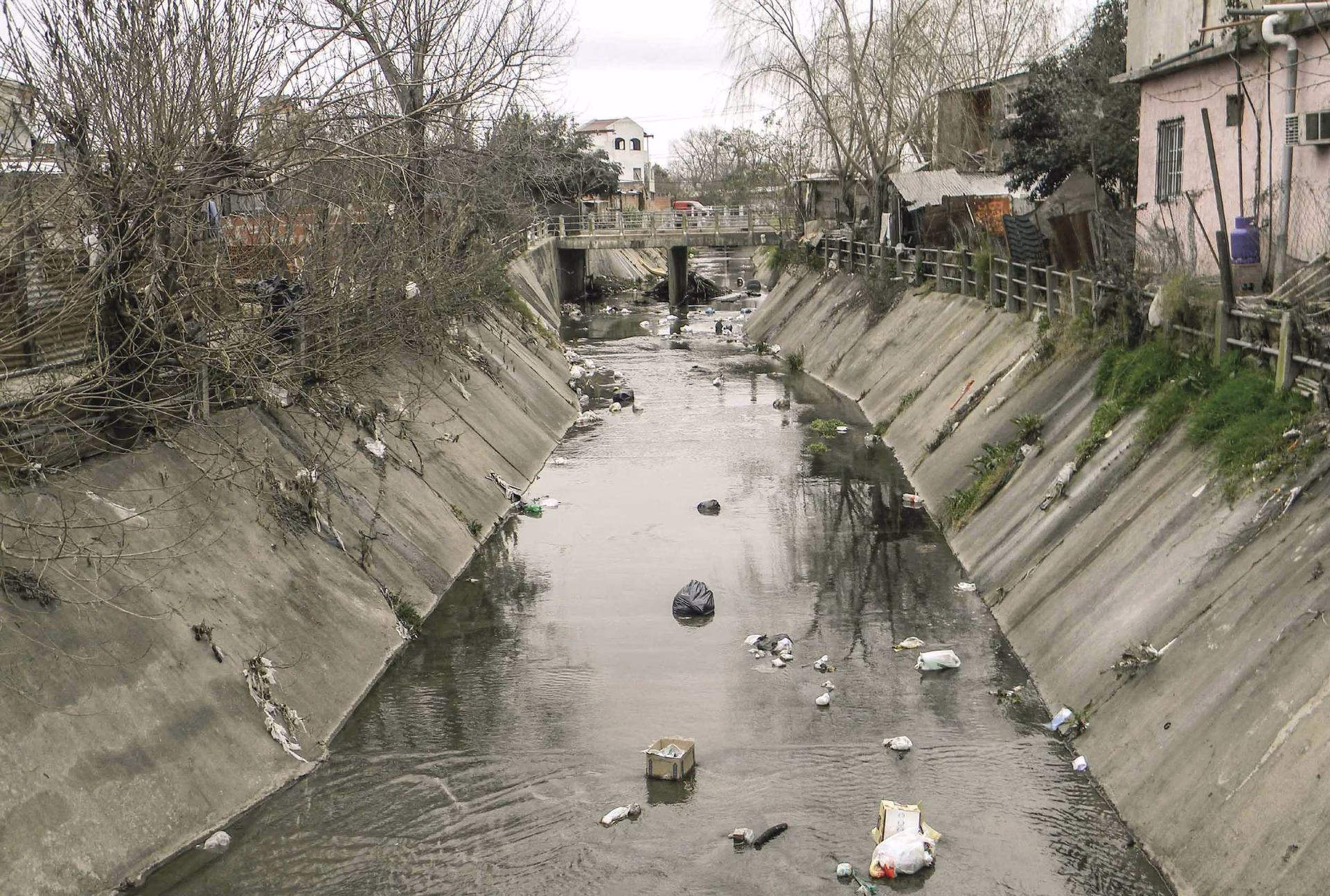 ¿Quién gestiona el curso de agua del arroyo?