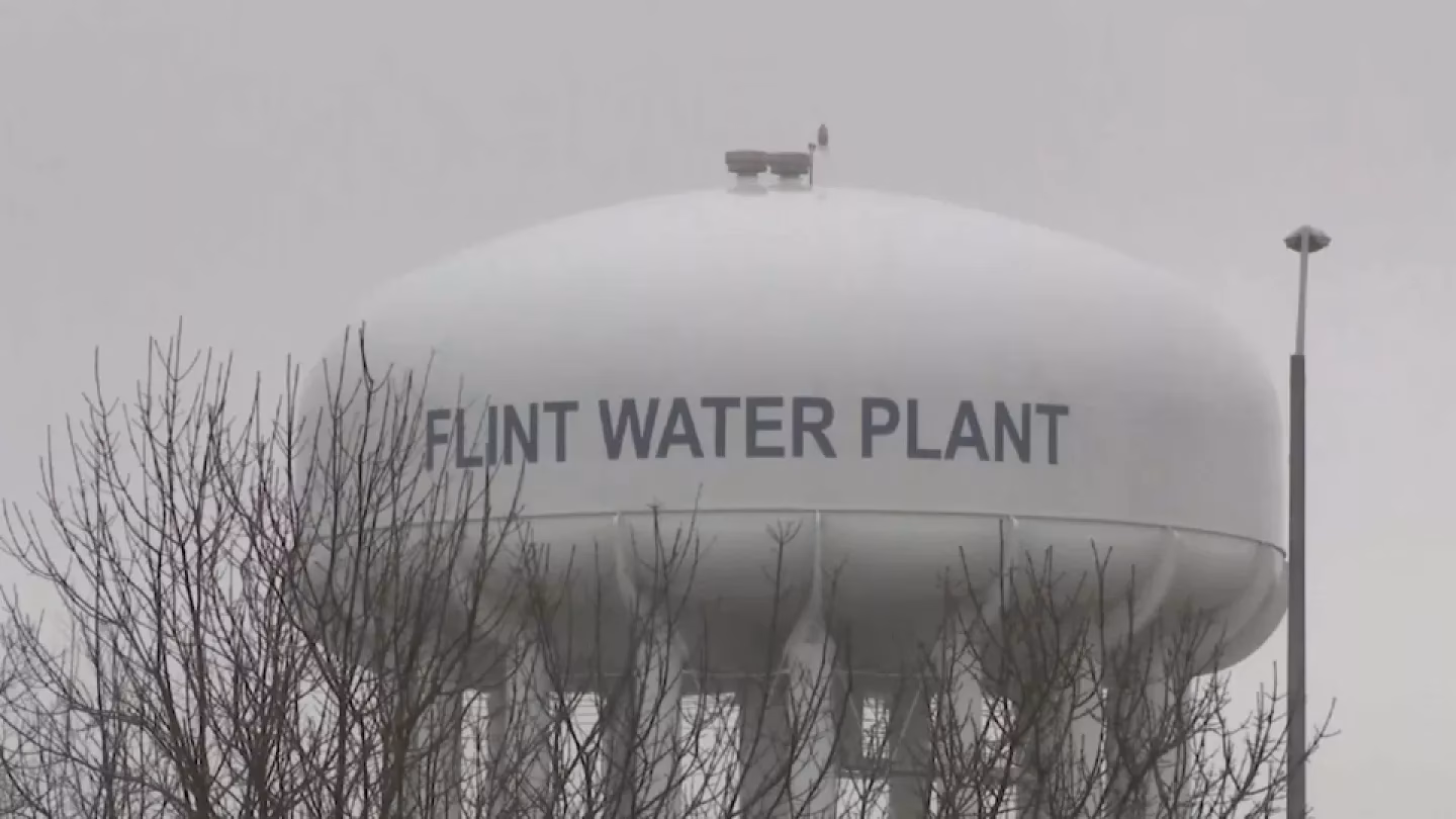 ¿Cuáles fueron las causas de la crisis de agua en el río Flint?