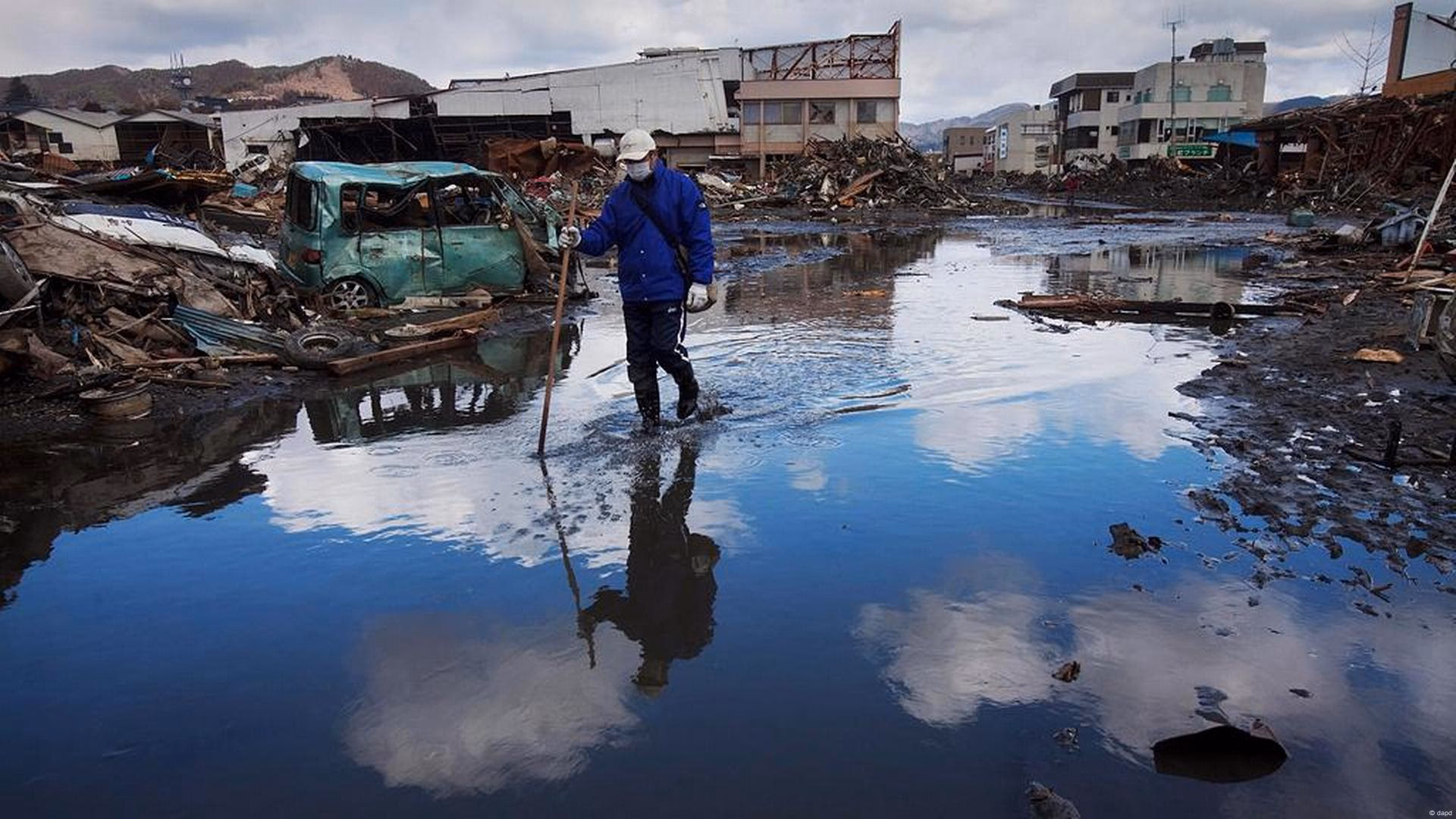 ¿Por qué es importante la descarga controlada al mar para deshacerse del líquido contaminado en las instalaciones nucleares?