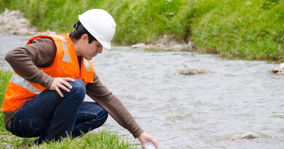 ¿Qué se requiere para obtener el título de Ingeniero Ambiental?
