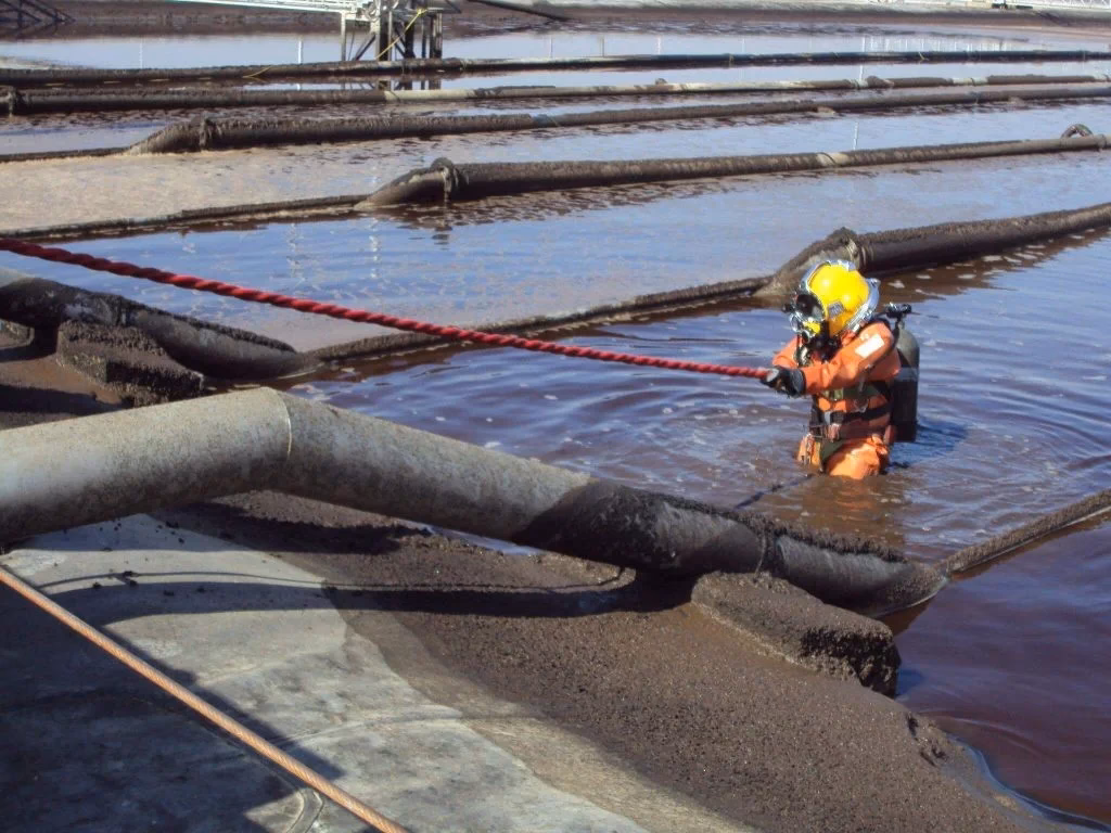 ¿Qué causa la contaminación en las aguas interiores y marinas?