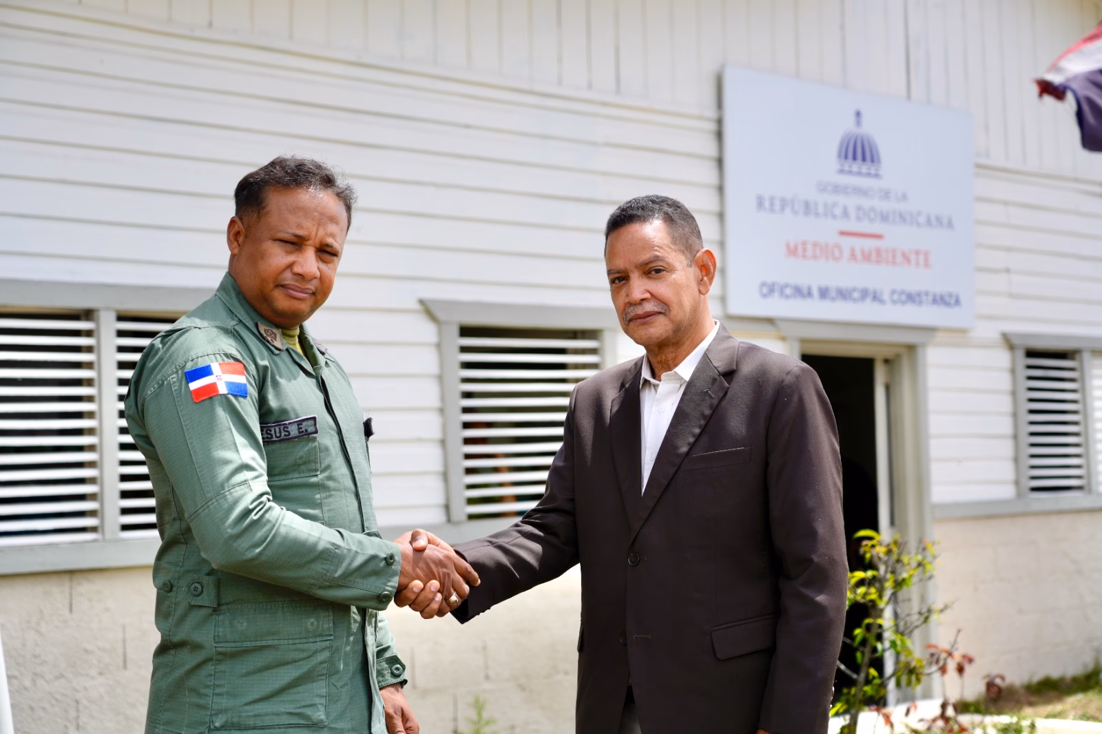 ¿Cuál es el cargo del jefe inmediato de la unidad de medio ambiente?