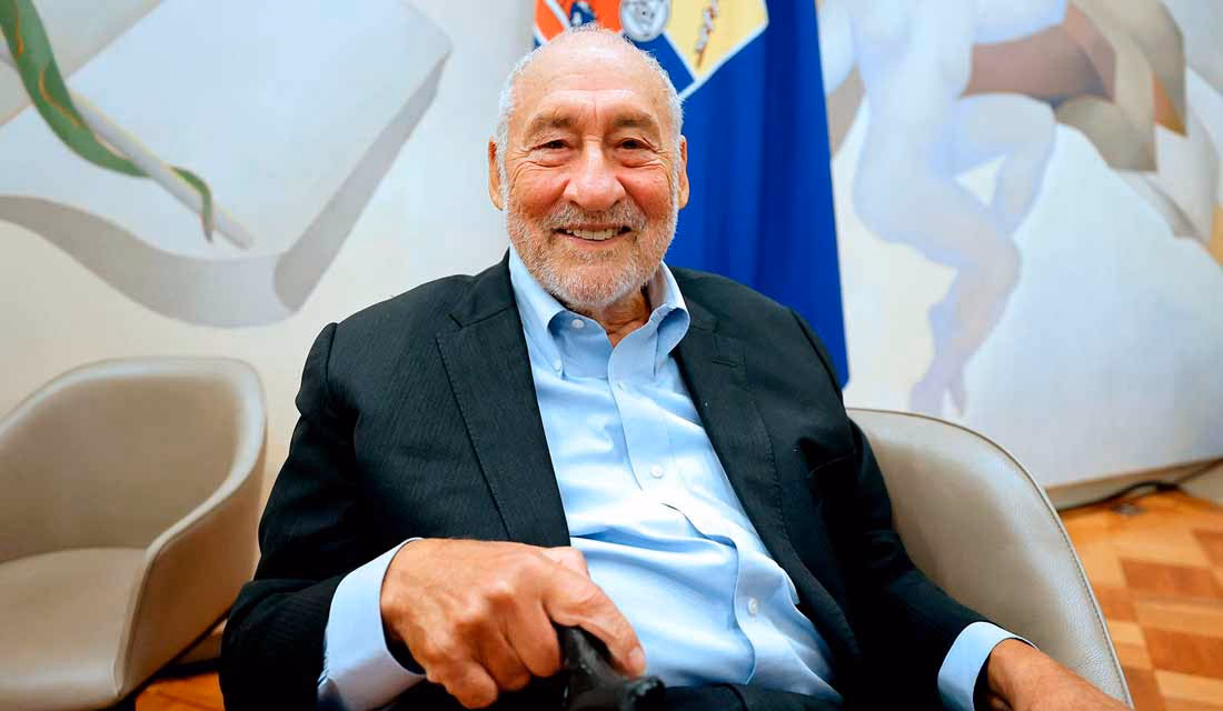 ¿Qué modelo de estudio y visión de la economía en el MIT encajaba con Stiglitz?
