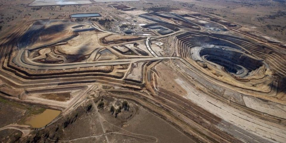 ¿Cómo contribuyen las empresas salmoneras a la contaminación de aguas dulces?