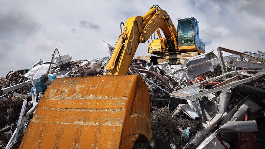 ¿Cuál es la concentración de los cationes metálicos en el suelo?