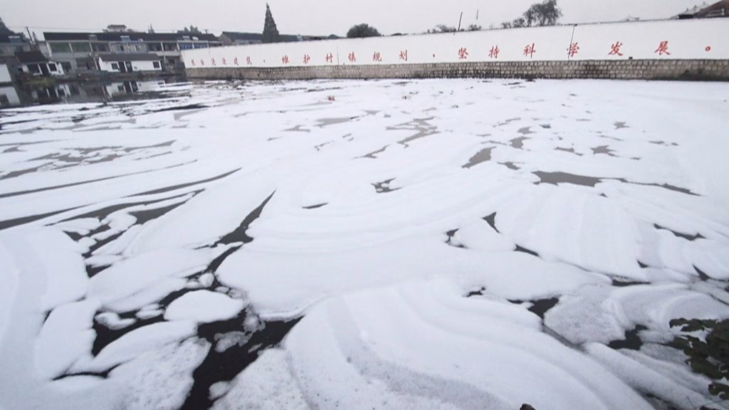 ¿Por qué se acumula la espuma en el río?