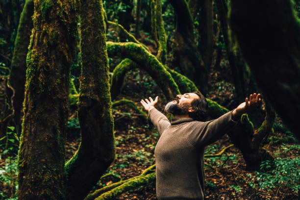 ¿Por qué los elementos estatales toman de un brazo a una de las manifestantes?