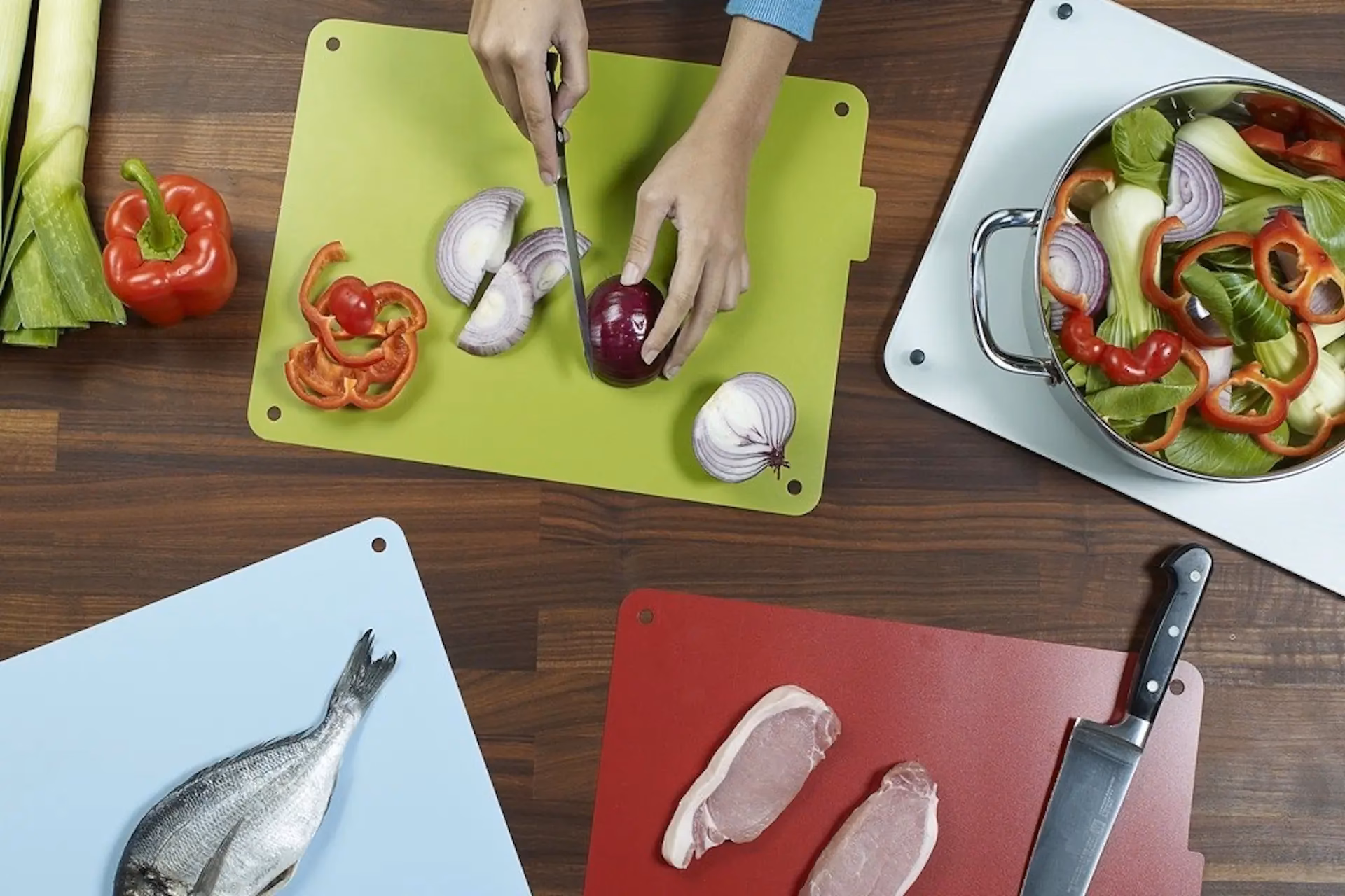 ¿Cómo se contaminan los alimentos en la nevera?