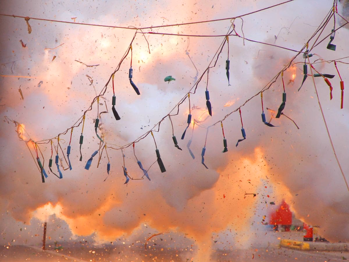 ¿Cuáles son las consecuencias de la detonación de pólvora?