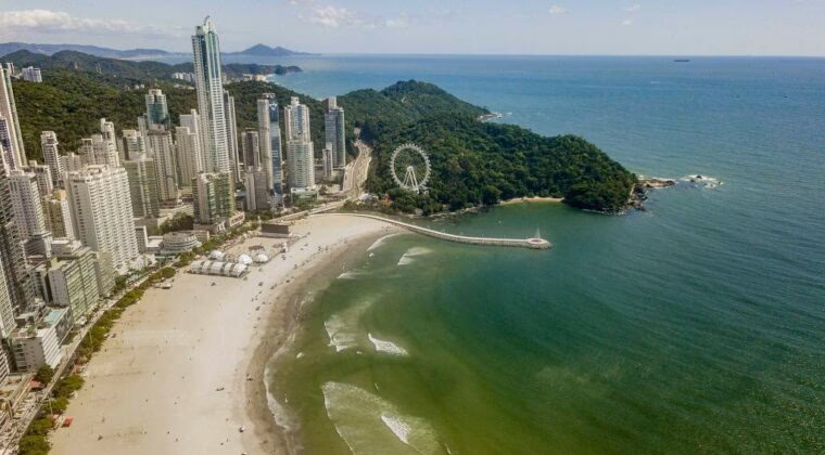 ¿Cuántos puntos de Praia central están por debajo de la referencia?
