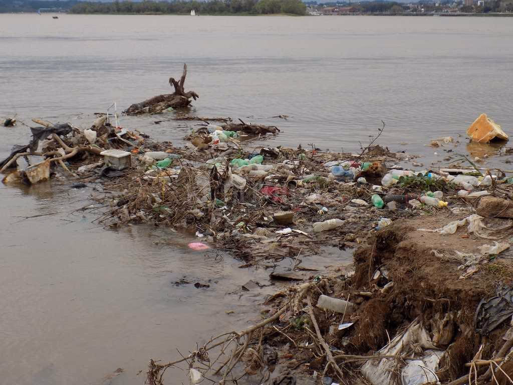 ¿Quién hace el volcado de líquidos a la laguna?